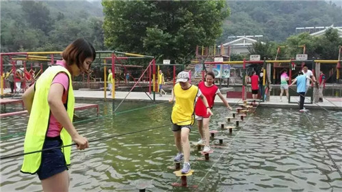 拓展训练营在三王峪水上乐园训练