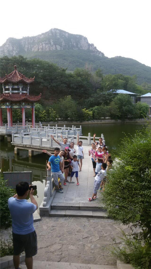 章丘三县电视台举办的[亲子营]来到三王峪