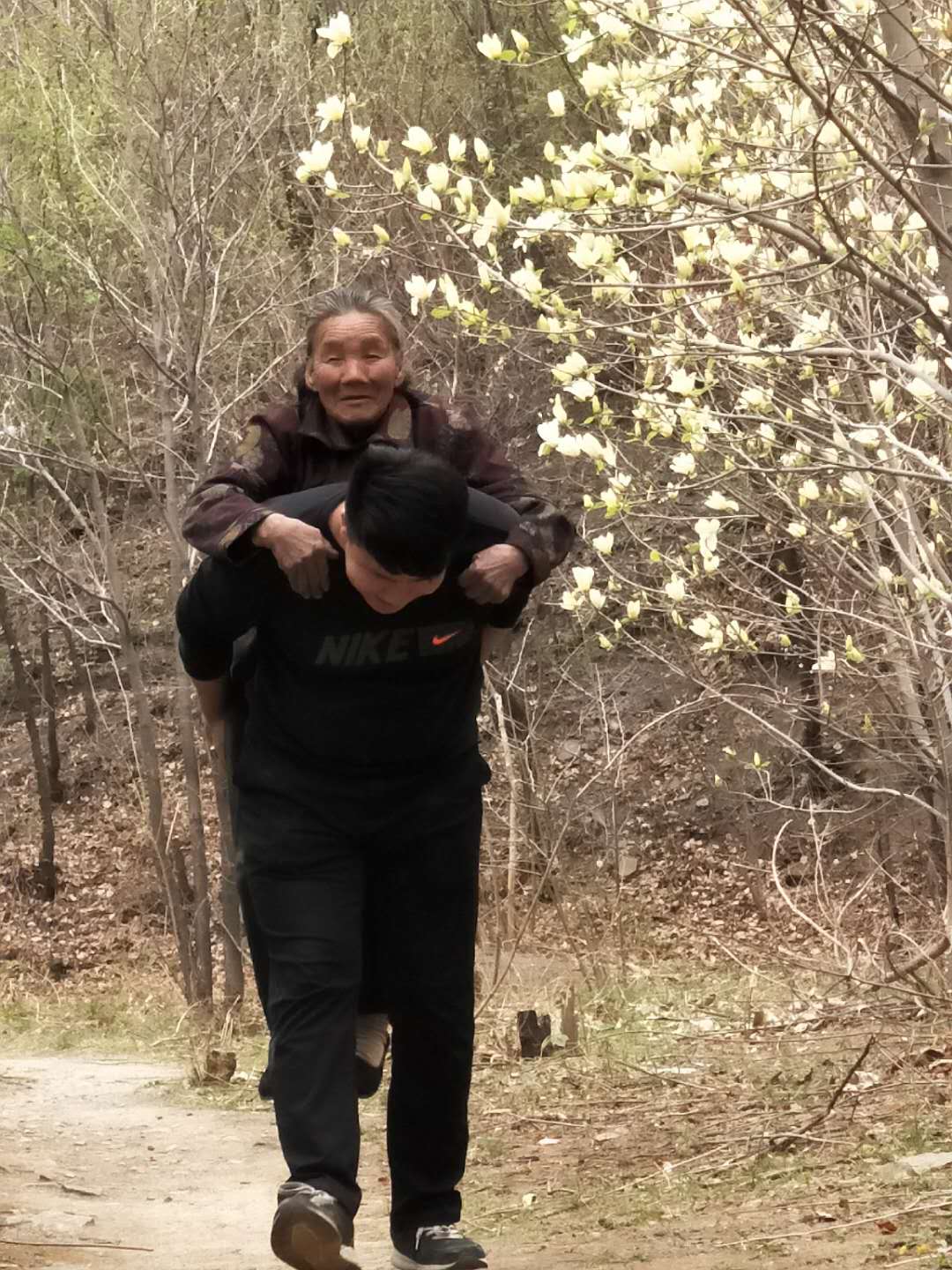 背着奶奶去会仙，这小哥好样的