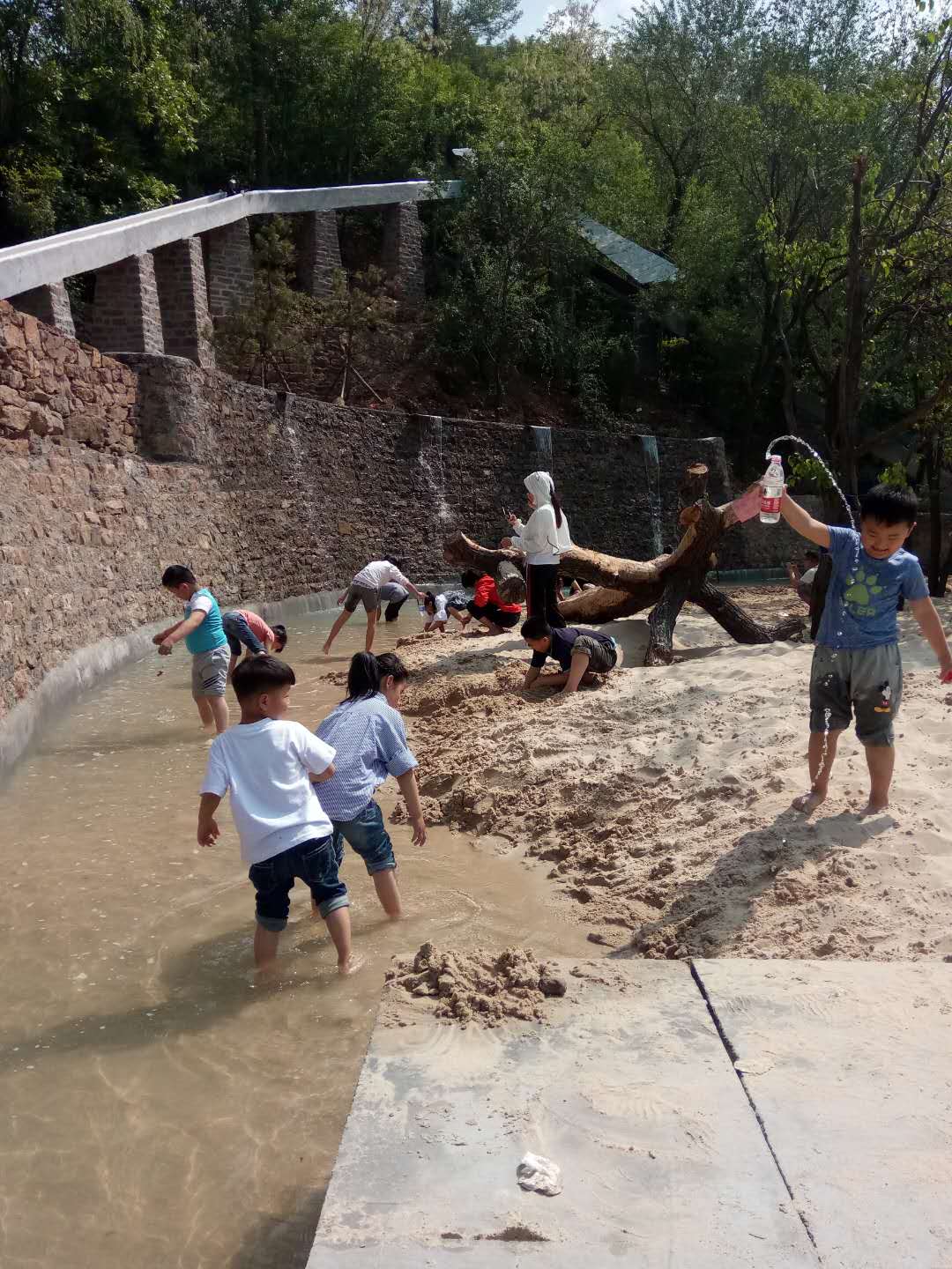 你是否因为怕脏而不让孩子玩沙？三王峪景区如意沙滩
