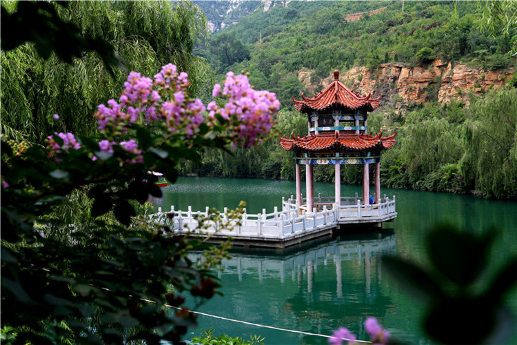 笑望妙林秀青山，细观清潭绿丽水，济南三王峪